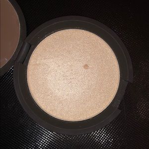 Becca shimmering skin protector pressed